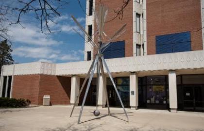 约翰·克拉格在图书馆前的耳盆雕塑 